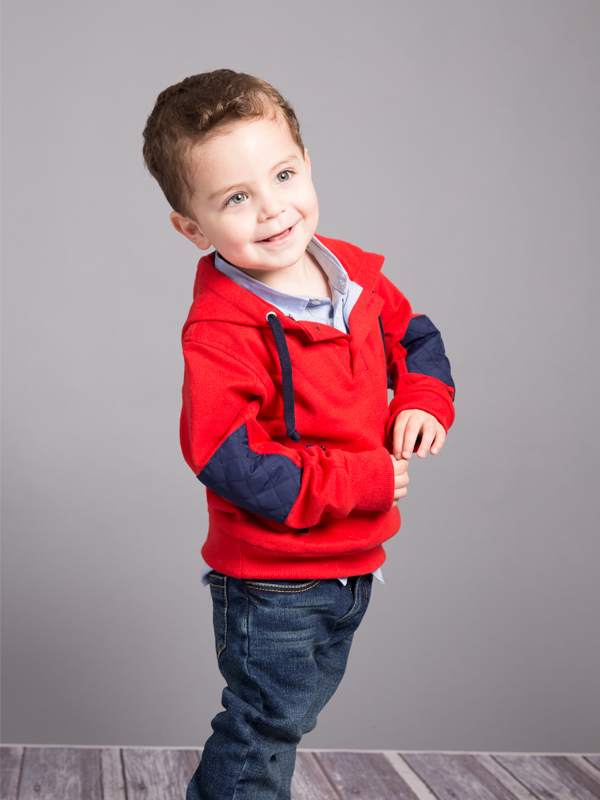 02-bebe-parado-sonriendo