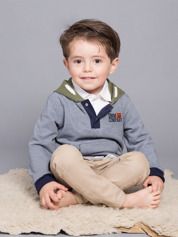 bebe-sentado-con-alfombra